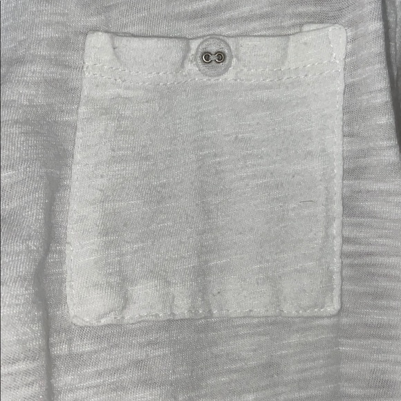 White top with detailed fabric on neck line - Picture 3 of 5